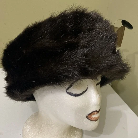 NWT Gorgeous Winter Hat by Donna Vinci Couture